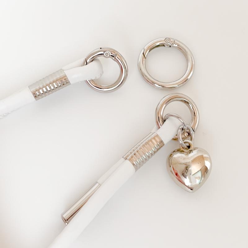 スマホストラップ レザーコードハンドストラップ ホワイトとシルバーパーツ