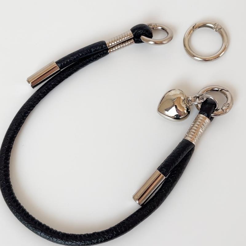スマホストラップ レザーコードハンドストラップ ブラックとシルバーパーツ